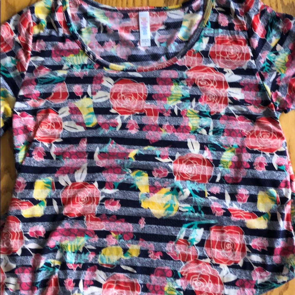NWOT lularoe classic tee